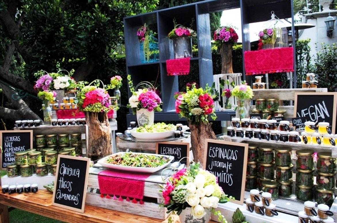 Display exterior de producto con flores y montaje de marca