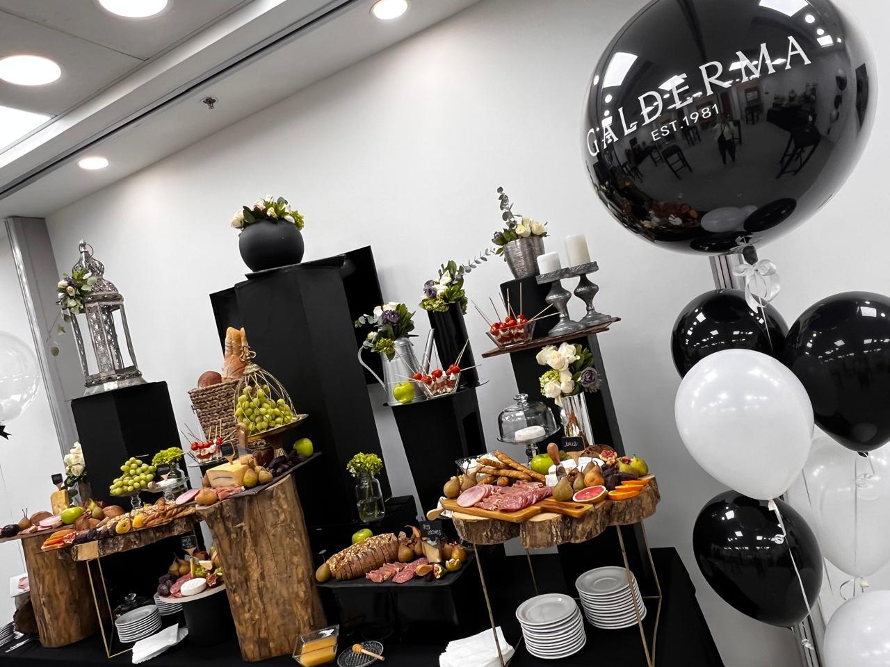 Montaje de catering corporativo para evento de marca