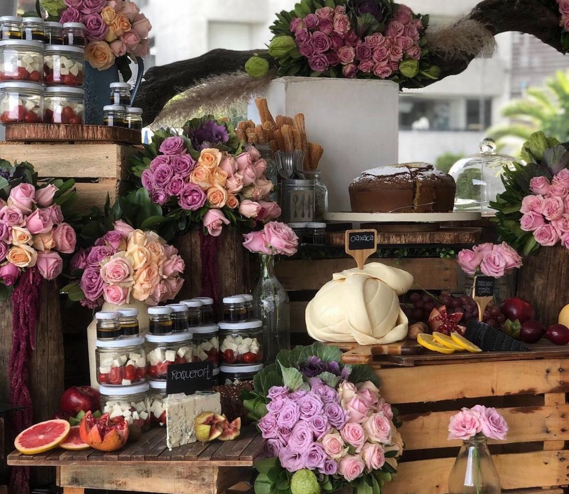 Montaje floral con productos para activación corporativa