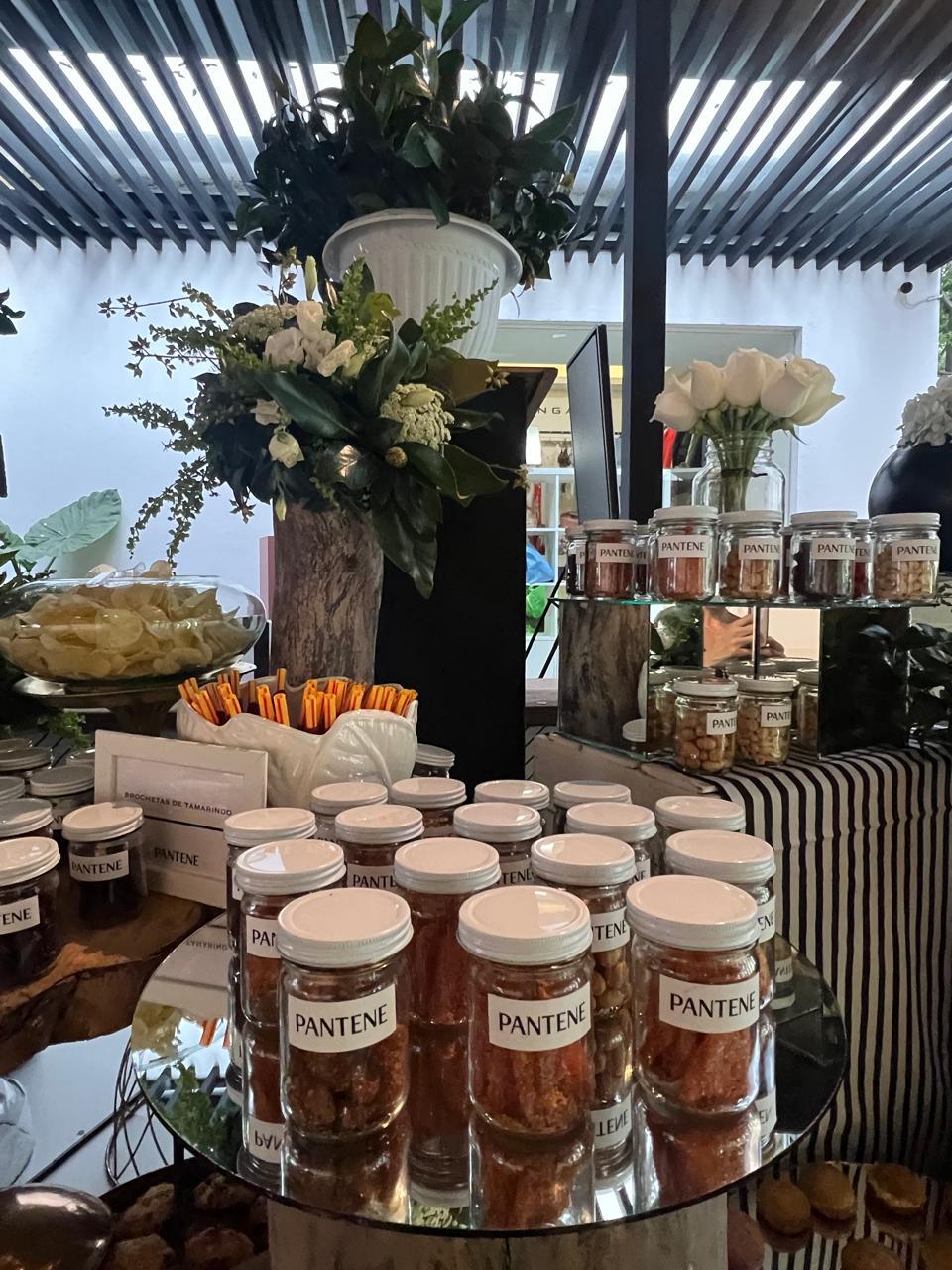 Estación de productos premium con montaje decorativo