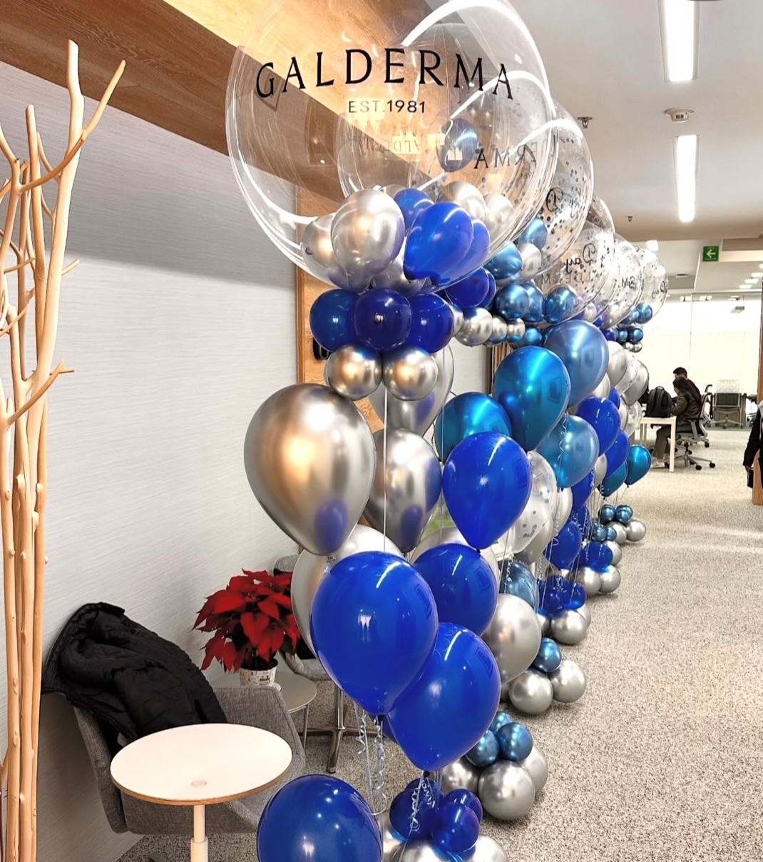 Ambientación de bienvenida con globos para activación Galderma