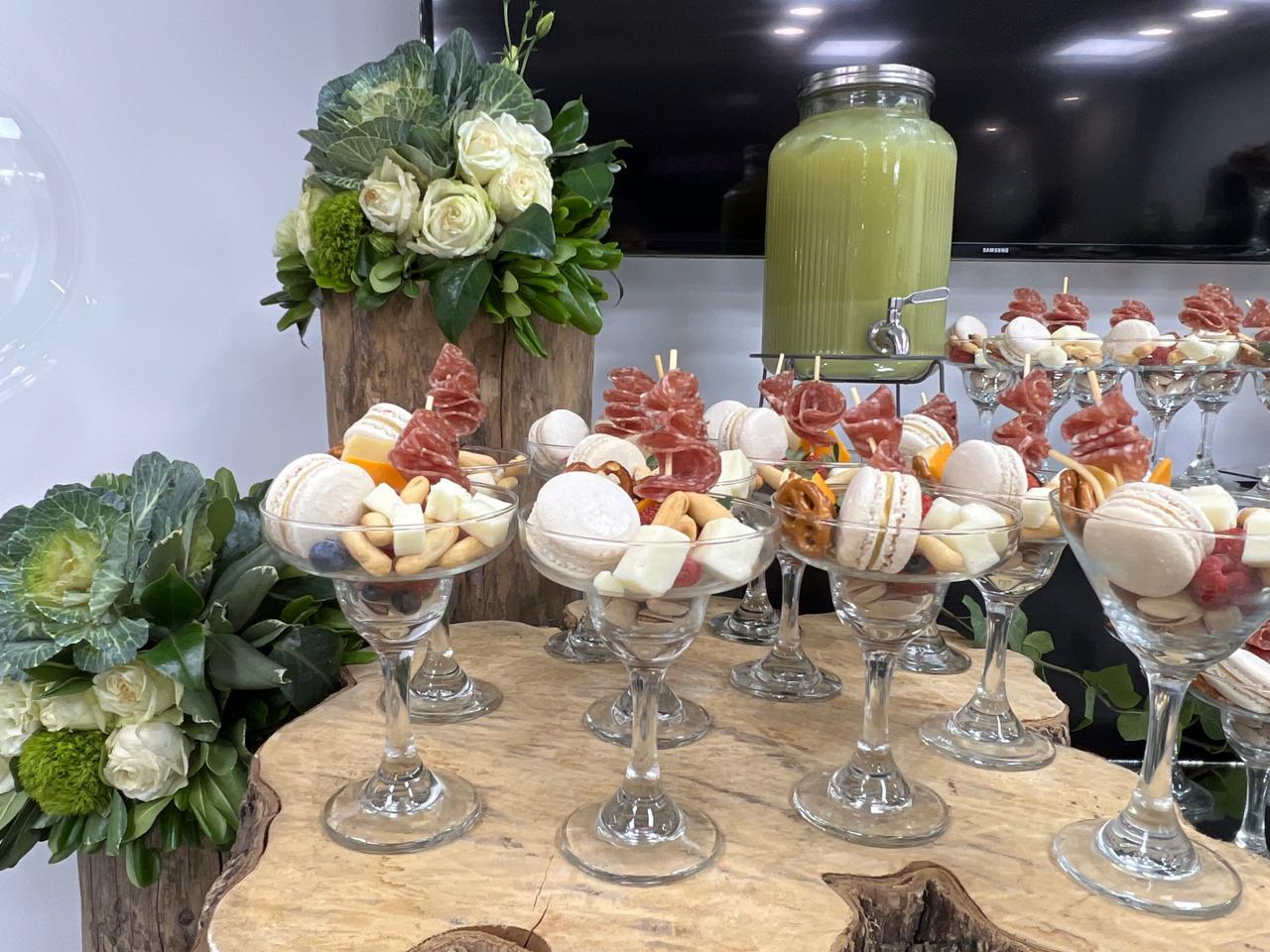 Mesa de postres y bebidas decorada para asistentes