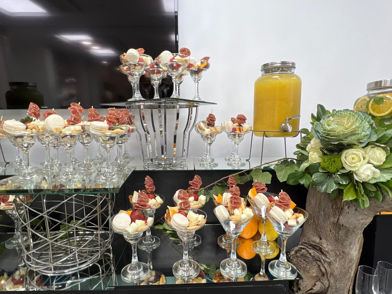 Postres y bebidas servidos para evento corporativo
