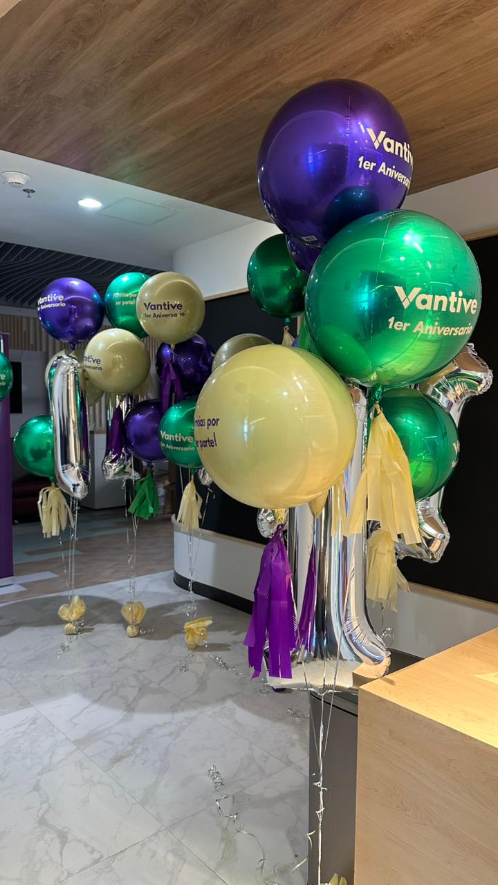 Ambientación con globos corporativos para Vantive