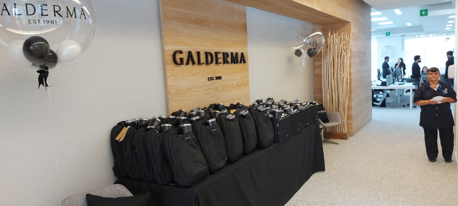 Activación corporativa con branding y regalos para invitados