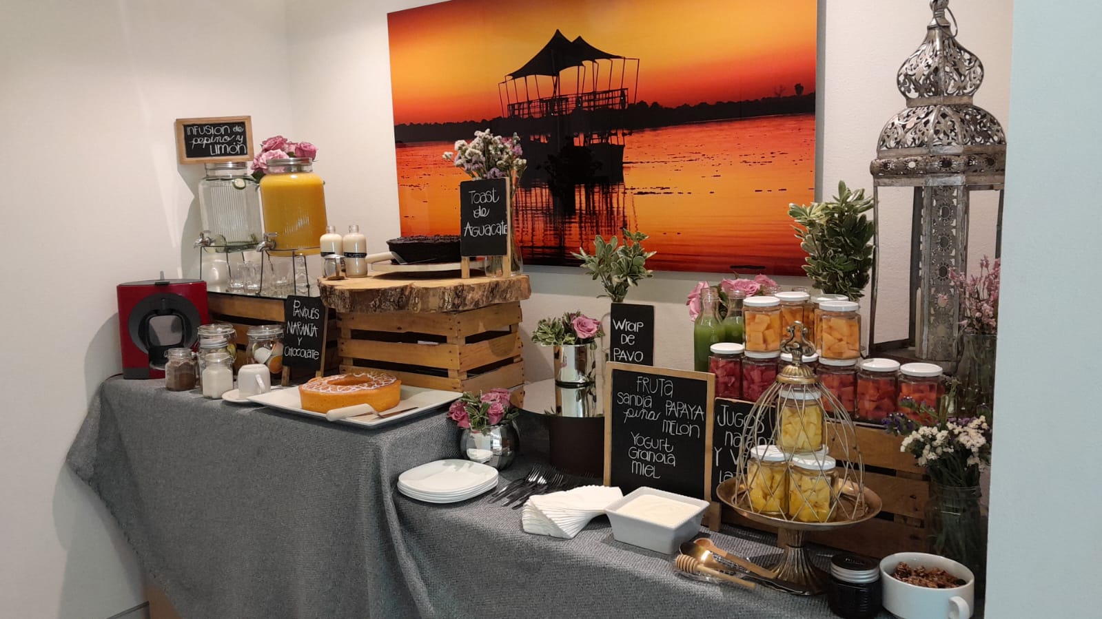 Barra de catering con bebidas y alimentos