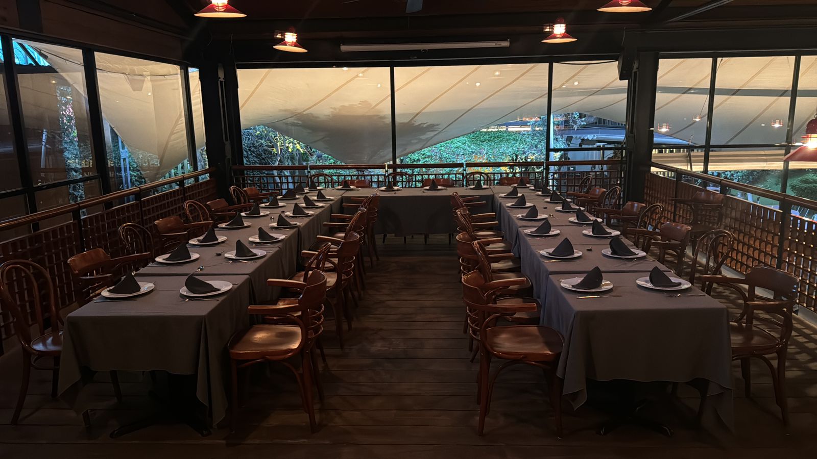 Mesa de cena corporativa preparada para invitados