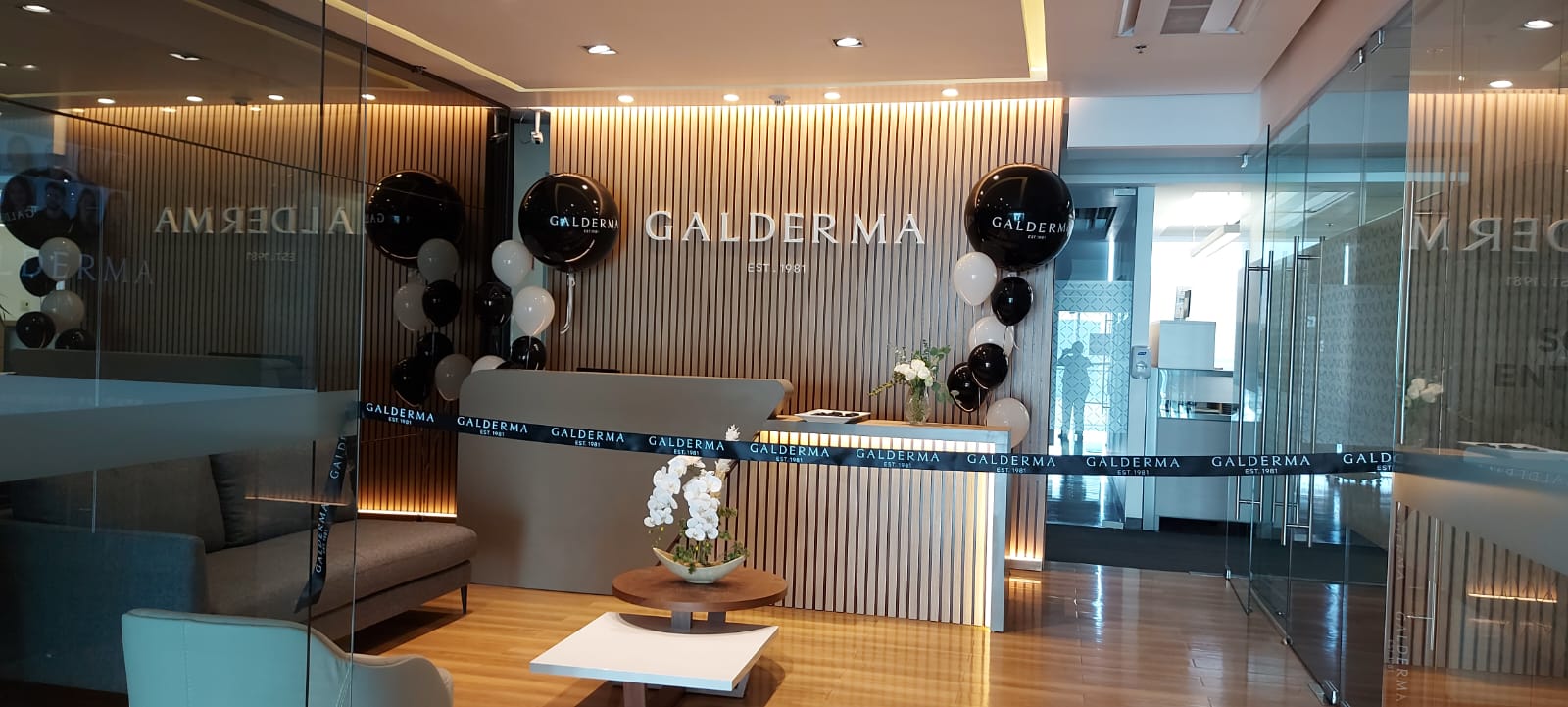 Recepción corporativa preparada para invitados